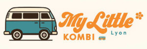 Illustration d'une camionnette vintage bleue et blanche à côté du texte "My Little KOMBI Lyon" en police stylisée orange et bleue, avec une petite fleur et l'icône d'une camionnette.